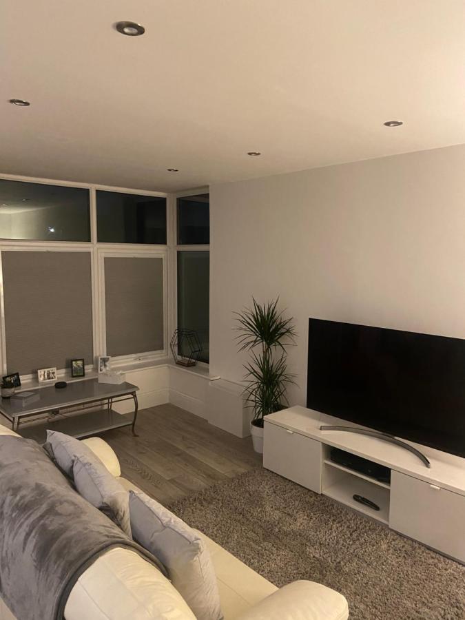 Spacious One Bedroom Ground Floor Apartment 해러게이트 외부 사진